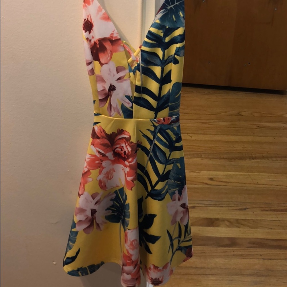 Crossed back mini dress🌼🌸